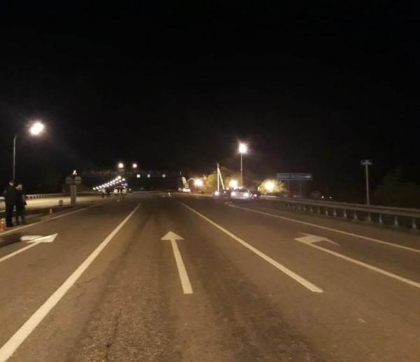 Внедорожник сбил перебегавшую дорогу женщину под Кисловодском